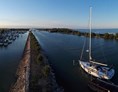 Marina: Porto Barricata ist gut vom Meer geschützt und bietet einen sicheren Anlegeplatz für diejenigen, die zwischen Venedig und Ravenna segeln. Der Bootsanleger ist für Boote mit einer Länge von bis zu 18 m und einem Tiefgang von bis zu 2,5 m geeignet - Porto Barricata