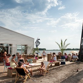 Marina: Privat Strand mit Beachclub und Wassersportzentrum - Jachthaven De Eemhof