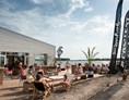 Marina: Privat Strand mit Beachclub und Wassersportzentrum - Jachthaven De Eemhof