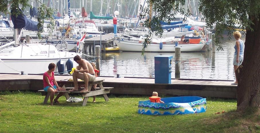 Marina: rasen und schatten - Jachthaven Waterland Monnickendam Bv