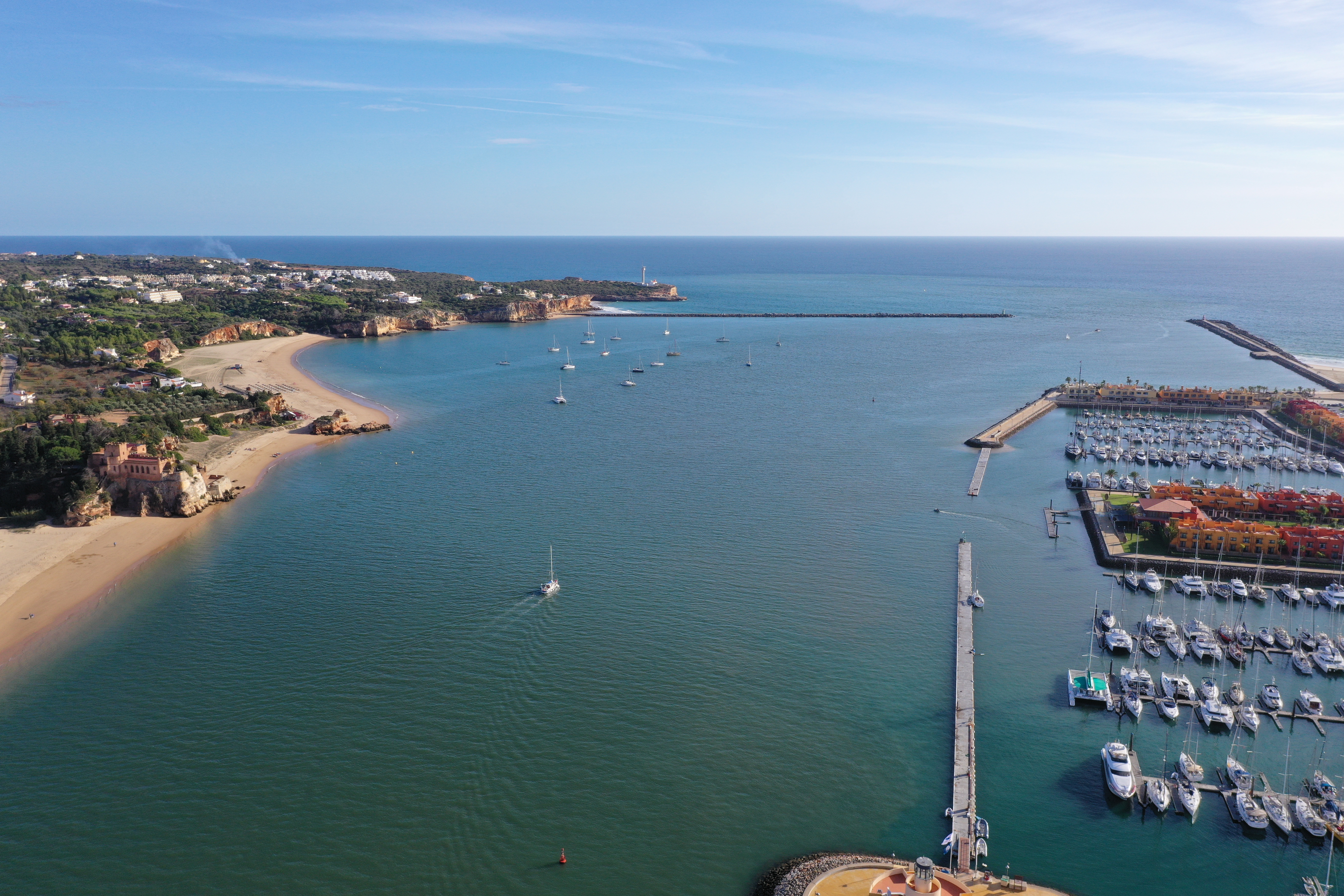 Yachthafen - Wäschetrockner - Algarve - Hafeneinfahrt im Hintergrund und Ankerbucht am Rio Arade mit der Einfahrt zur Marina de Portimao auf der rechten Seite - Marina de Portimao