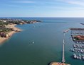 Marina: Hafeneinfahrt im Hintergrund und Ankerbucht am Rio Arade mit der Einfahrt zur Marina de Portimao auf der rechten Seite - Marina de Portimao