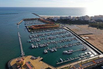 Marina: Luftbild der Marina de Portimao von Norden - Marina de Portimao