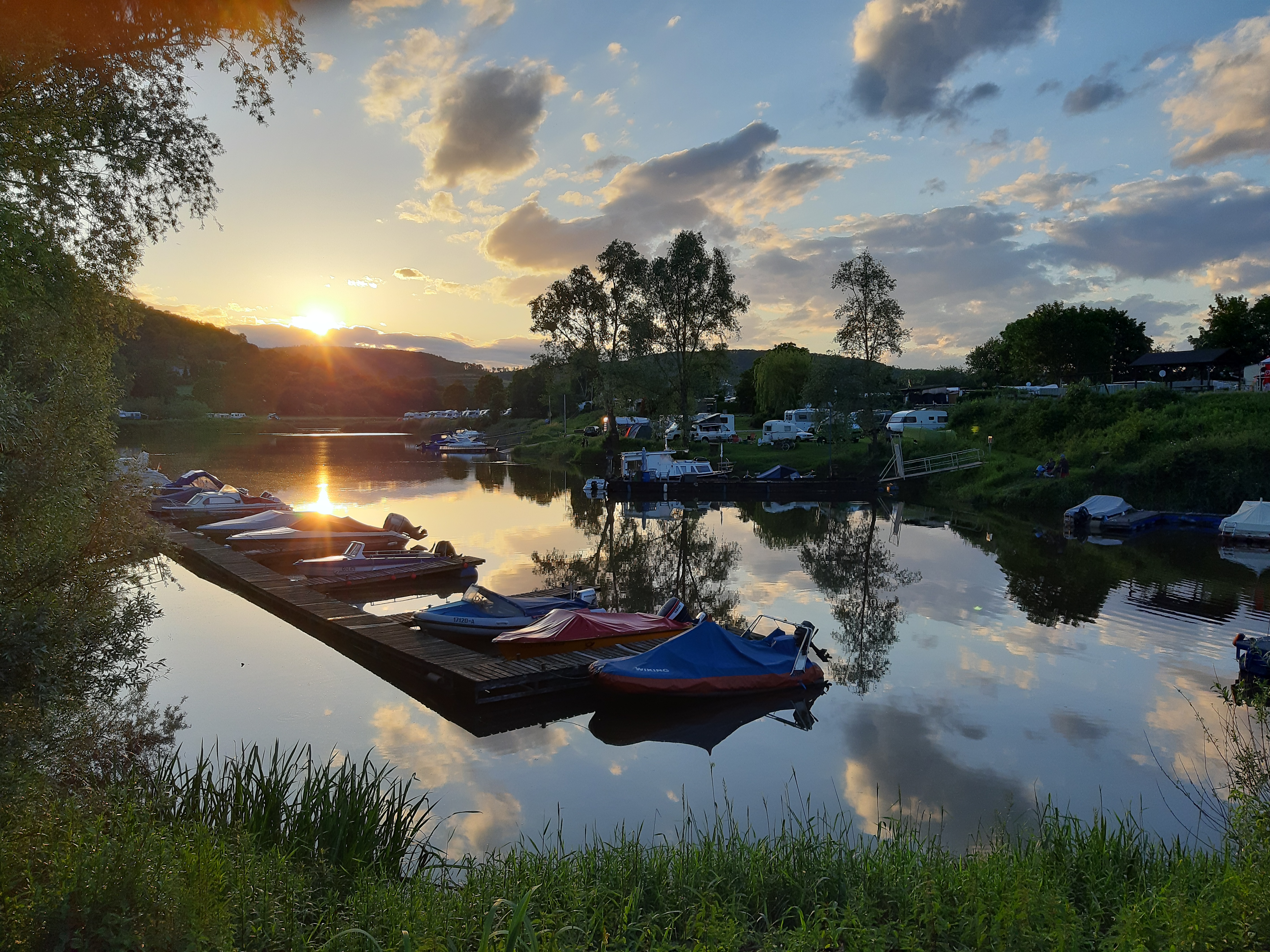 Yachthafen - Weserbergland, Harz ... - Sonnenuntergang im Yachthafen Dreiländereck Lauenförde  - Yachthafen Dreiländereck Lauenförde